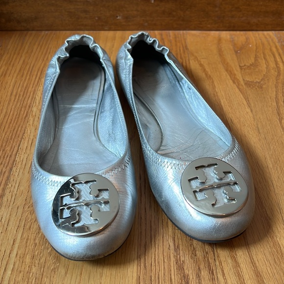 Tory Burch Reva Logo Silver Ballet Flat 7 - Picture 3 of 14